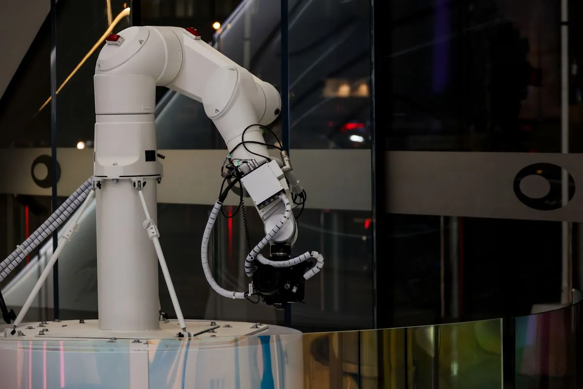 Biele robotické rameno na podstavci v modernej presklenej budove